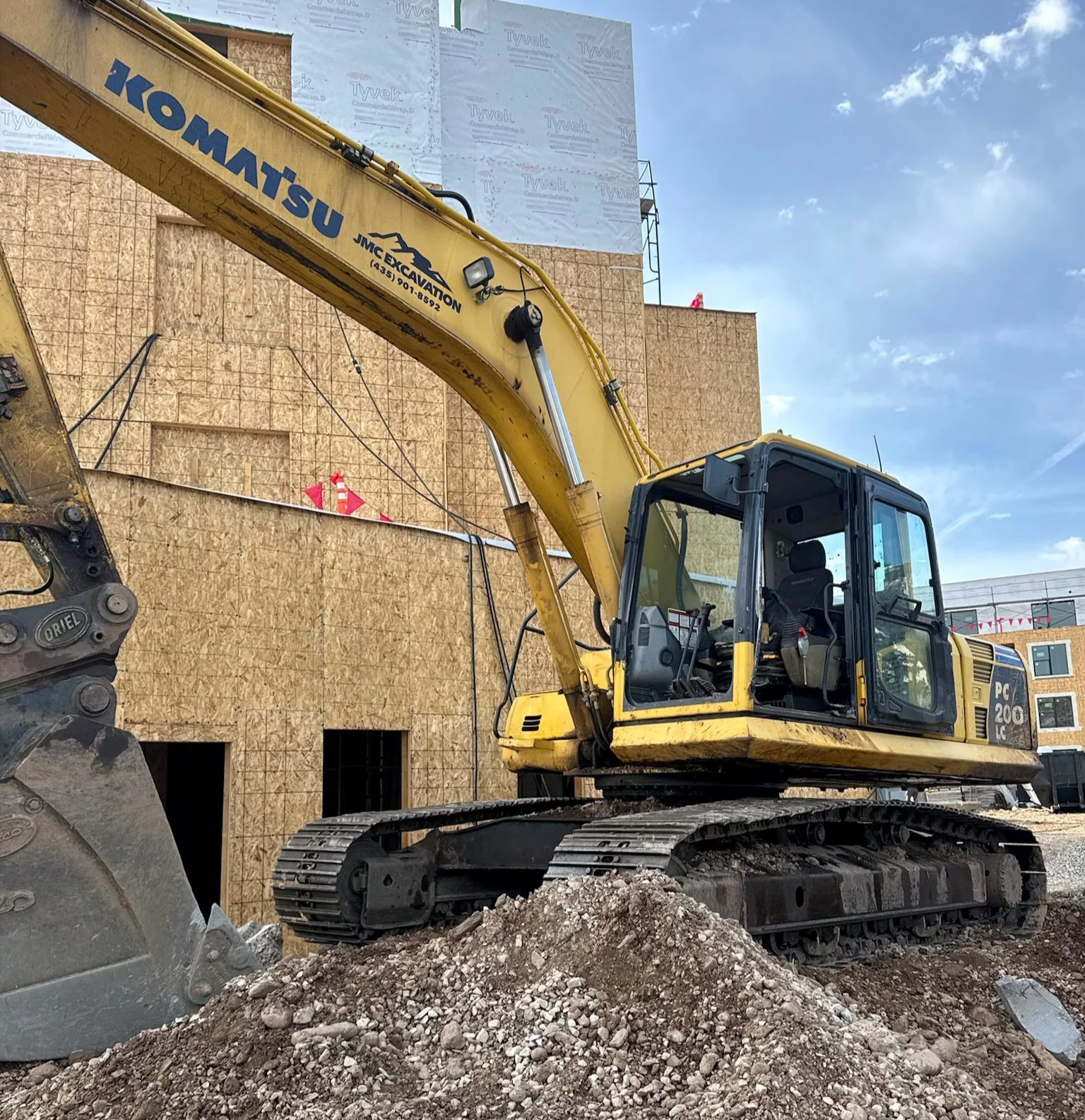 Track Excavator main hydraulic pump diagnostics and replacement on site